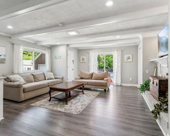 Coastal Retreat at Coliseum - Pool - Bonus Rm and Gazebo - Hampton - Wohnzimmer