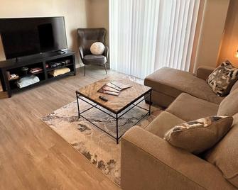 Cozy Apartment with Gym and Game Room - Waukee - Living room