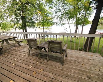 Idle Hour, a 2 BR lakefront cabin nestled in family-friendly Riverside Resort - Richmond - Patio
