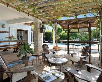 Sleepy Shallows - Fabulous Beachfront Villa - Discovery Bay - Patio