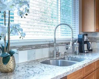 Spacious 3 bedroom 2 bath Seattle Home - Seattle - Kitchen
