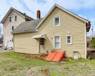 Near I-95 & Rhode Island Border! Pet-Friendly Home - Attleboro - Building