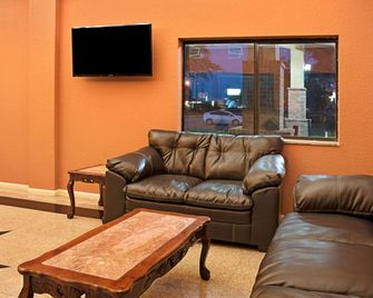 Super 8 by Wyndham Houston/Brookhollow NW - Houston - Living room