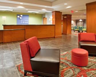 Holiday Inn Express Fremont - Fremont - Front desk