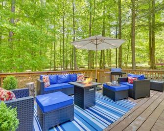 Lakes, Ski Hill, Golf, Game Room & Endless Foliage @ Chalet on the Green - Lake Ariel - Patio