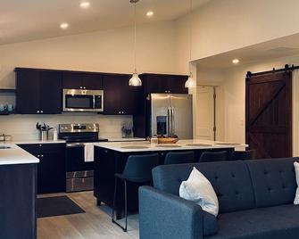 Modern on Dandelion Drive - Victor - Cocina