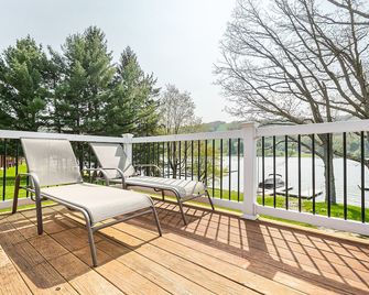 Lakefront Lakeview Cabin 5-Hot Tub, Full Kitchen - McHenry - Balcón