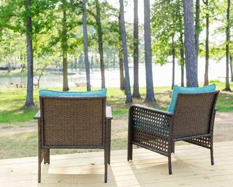 Lakeside Chic: Stylish Family Tiny Home Retreat #2 - Lincoln - Patio