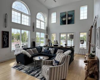 Huge Cape Cod Style Home on all Sandy beach / Cedar Lake MI - Oscoda - Wohnzimmer