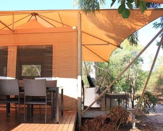 Coconutz - Self contained eco tent with fantastic ocean views, 800 m to beach - Cable Beach - Patio