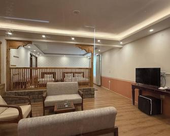 The Dune Escape - Hundar - Living room