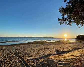 Idyllic Lakeside Beach Cottage Family Retreat - Colchester - Beach