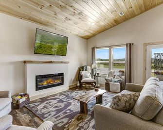 Smoky Mountain Guesthouse: Mountain View & Walkable to Downtown Hayesville - Hayesville - Sala de estar