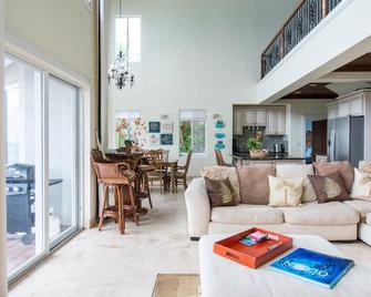 Palisades House by Eleuthera Vacation Rentals - North Palmetto Point - Sala de estar