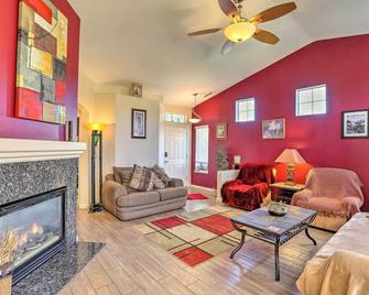 Quaint Cul-De-Sac Home - 14 Miles to Downtown Reno - Sparks - Living room