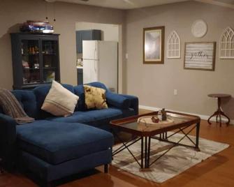 Pure Country, plenty of space & trees, relaxing! - Lumberton - Living room