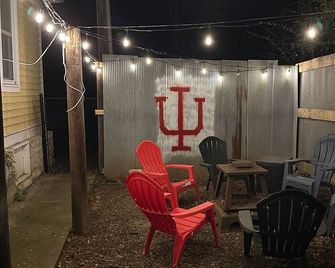 Cozy-Hoosier themed bungalow-Walk to best city parks and Downtown. - Bloomington - Binnenhof