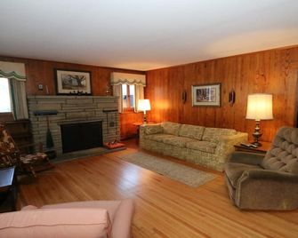 Cottage located on the river in Downtown Gatlinburg, Tn - Gatlinburg - Living room