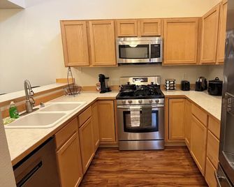 Charming 2-bdrm townhome in Silverdale Minutes from town, Hospital & Navy base - Silverdale - Cucina