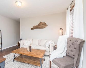 This house is a 2 bedroom(s), 1 bathrooms, located in Frankfort, KY. - Frankfort - Huiskamer