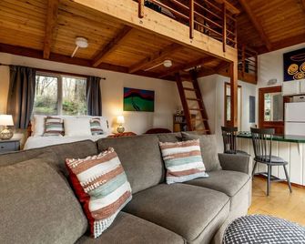Lakeside Cabin w/ Dock, Boats & Stunning Views - Sedro Woolley - Living room