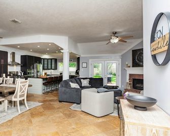 Home in League City, TX with firepit & grill - League City