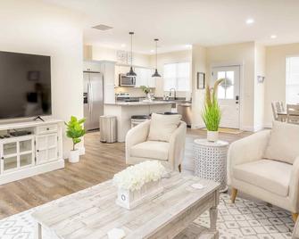 La Fleur, Exquisite New Home Close To The Ark. - Dry Ridge - Living room