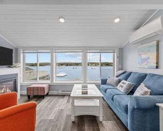 Waterfront Cottage on Blue Bill Cove - Portsmouth - Living room