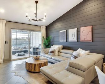 Views And Pool Access Luxurious Lake Oza - Lake Ozark - Living room