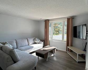 Cozy Barrie Home - Minutes to College & Hospital - Barrie - Living room