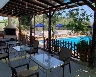 Hotel Varelis - Archangelos - Patio