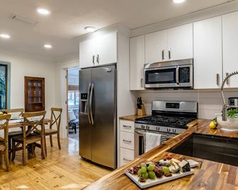 Fairhope Downtown Cottage Sleeps 10 'Walk to Town' Lots of Parking and Garage - Fairhope - Kitchen