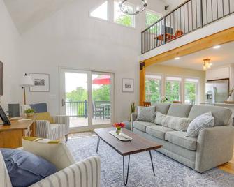 Stunning Sterling Sanctuary Unwind on the Water! - Berlin - Living room