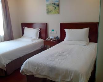 Green Tree Inn Tianjin Dongli Development Zone Metro Station Binhai Airport - Tianjin - Bedroom