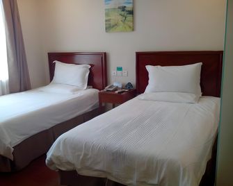 Green Tree Inn Tianjin Dongli Development Zone Metro Station Binhai Airport - تيانجين - غرفة نوم