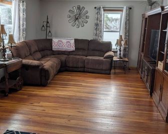 Tranquil Farmhouse - Sleeps 8 with AC in charming Hurley - Hurley - Wohnzimmer
