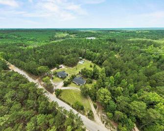 Spacious 3-bedroom home in natural setting - Hartsville