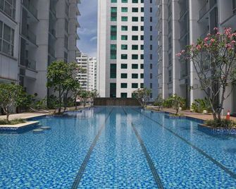 M Suites Condo Kuala Lumpur By Bonzer Home - كوالا لمبور - حوض السباحة