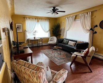 The Campus Cottage-Charming Bohemian Located 1/2 Block From Asu! Str#2983 - Alamosa - Wohnzimmer