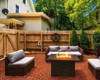4BR Brady St Getaway w/ Hot Tub & Games - Milwaukee - Patio