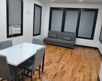 Log Comfort - Newark - Dining room