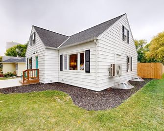 Turquoise Squirrel 27 : Lodge - walking distance to all amenities. - Clara City - Building