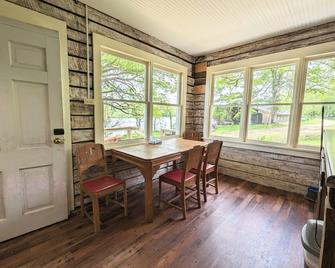 Butternut Cabin - Lake Front Views & Pet Friendly - Toledo - Dining room