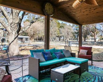 Remodeled Lake Texoma Beach Themed House Walking Distance to Neighborhood Beach - Pottsboro - Patio