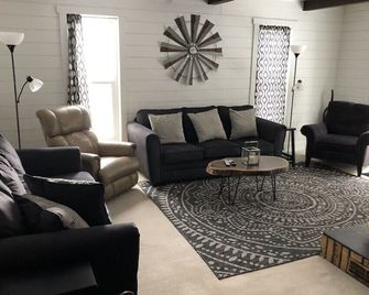 Amish country Farmhouse in quiet Holmes County with fishing - Killbuck - Living room