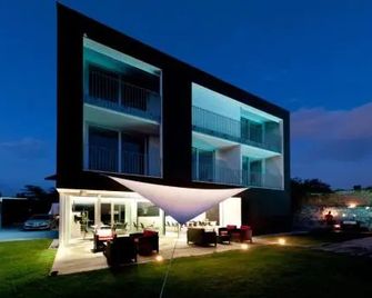 House Iaquin - Kozana - Edificio