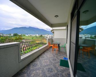 Flower Forest Homestay - Ji'an Township - Balkon