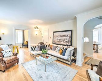 South Bend Home Less Than 1 Mi to Notre Dame! - South Bend - Living room