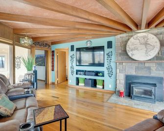 Spacious Grand Junction Home Rental with Mtn Views! - Grand Junction - Living room