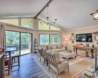 Stunning Dillard Home with Yard in Sky Valley! - Dillard - Living room